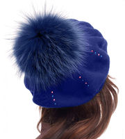 Beret damski zimowy, pompon jenot, Castelia, wełniany, chabrowy, 55-57 cm