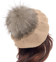 Beret damski zimowy, pompon jenot, Castelia, wełniany, beżowy, 55-57 cm